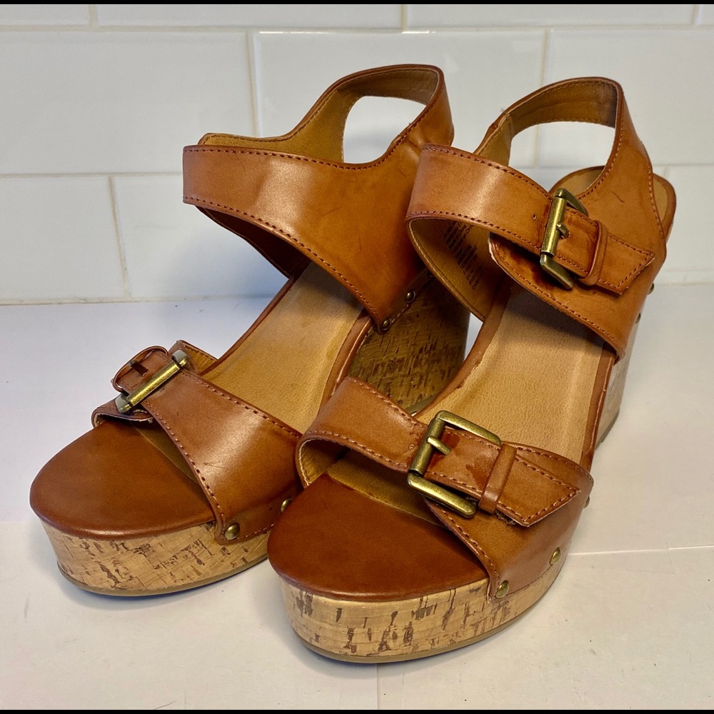 Mossimo tan leather size 7 wedges
